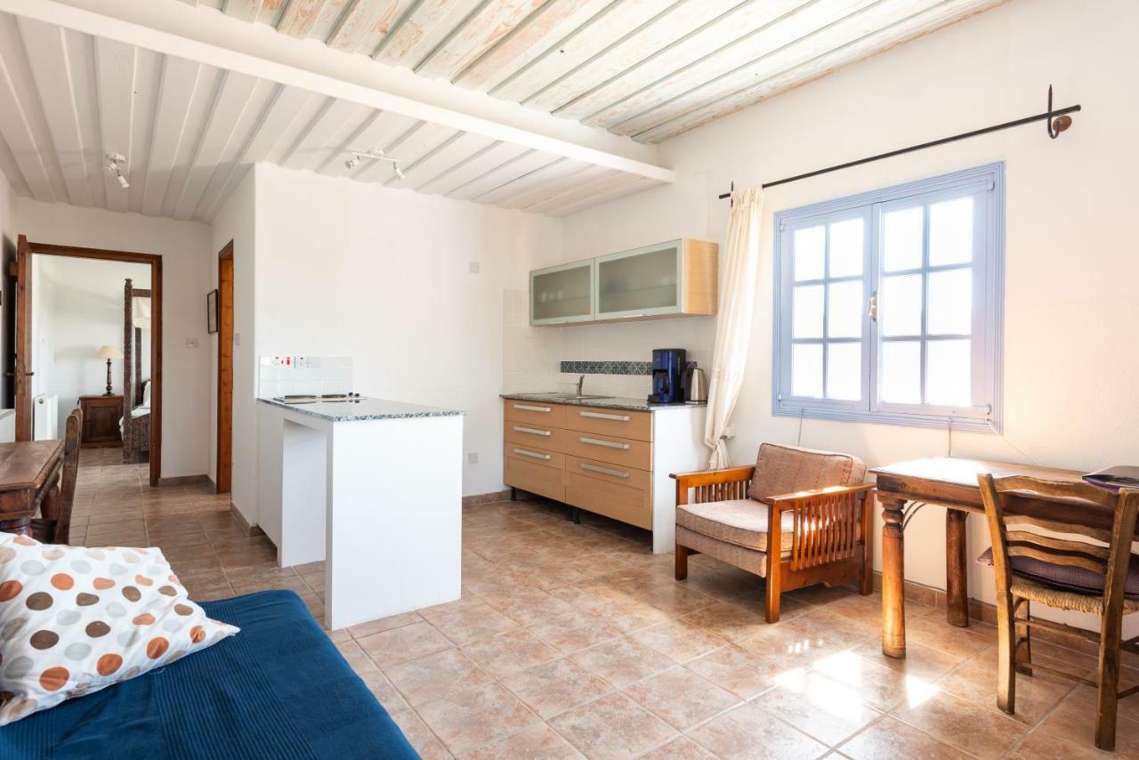 Adamos Hotel Apartments Тохні Екстер'єр фото
